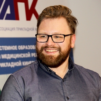 Преподаватель курса - Пйотр Костшембски